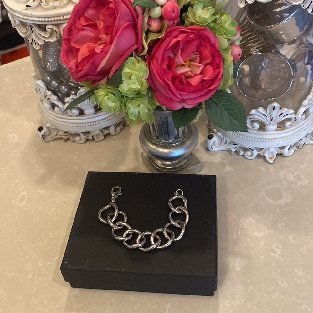 Bold and chic link bracelet